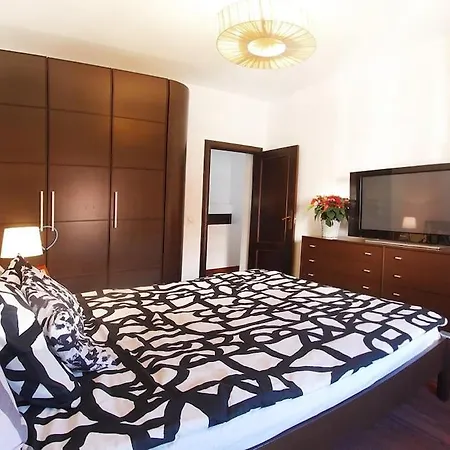 Vip House Rentals, Entire In Old Town Apartment *